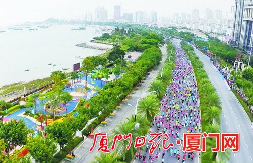 昨日，2016建发厦门国际马拉松配套赛半程、10公里健康跑在海沧举行。图为参赛选手途经厦门儿童公园和市信息化馆。（本报记者 张奇辉 航拍器摄）