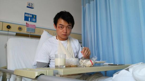 万国鹏在厦门受伤