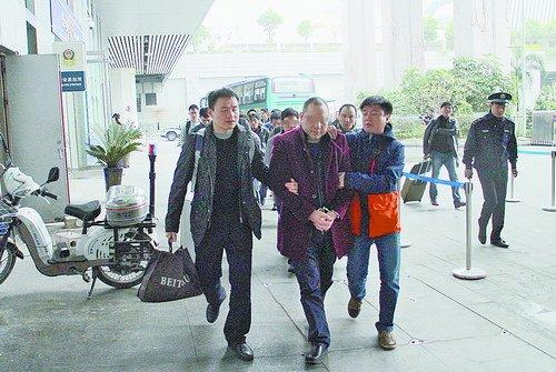 厦门警方奔赴深圳，将12名嫌疑人押解回厦。（厦公宣 供图）