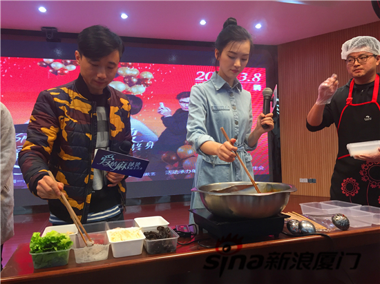 厦门校园行，黄灿灿为同学们亲手烹饪麻辣烫