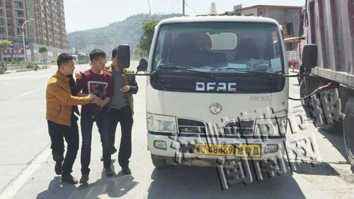 闽C48469油罐车路边加油，被永春警方查获