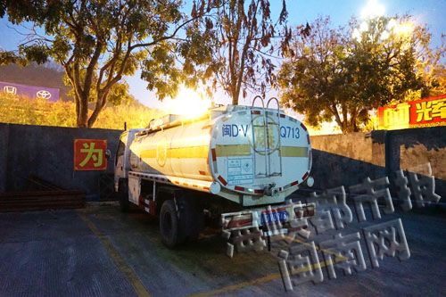 去年，永春交通执法大队查扣一辆路边加油的油罐车，目前车主仍未露面