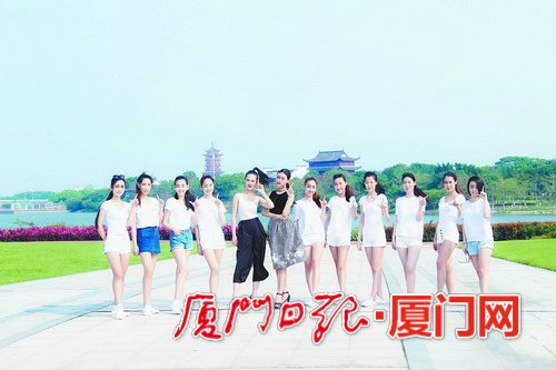 在拍摄MV时，佳丽齐刷刷地摆出了“集美手势。”