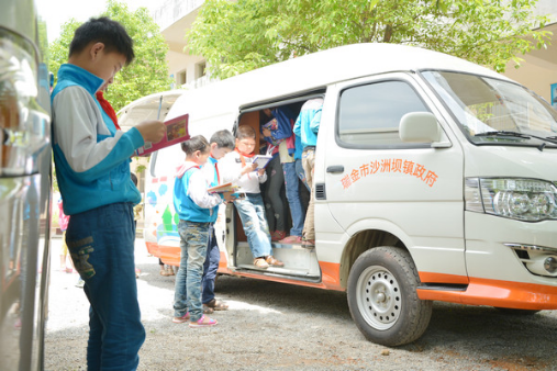 移动图书馆受到大布小学孩子们的喜爱