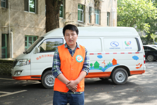 移动图书馆车辆和图书日常运营由大学生村官赵东泽负责