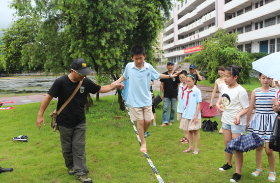 孩子们第一次走扁带