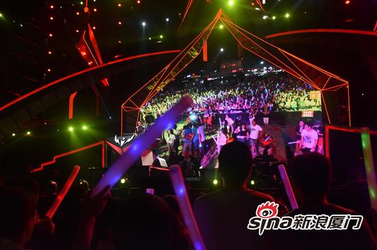 厦门百威电波音乐节昨日开唱 吴克羣徐佳莹嗨