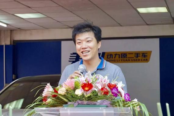 (图为龙轩达店长李达兴发表开业致辞)