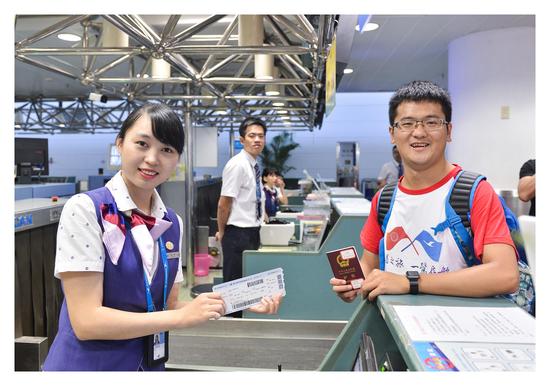 厦大马来分校首届中国学生启程 厦航打造定制