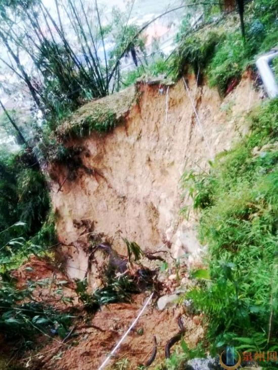 安溪县龙门镇美顶村主干道碗头垵路段公路塌方(罗剑生 吴志明 龚学智 摄)
