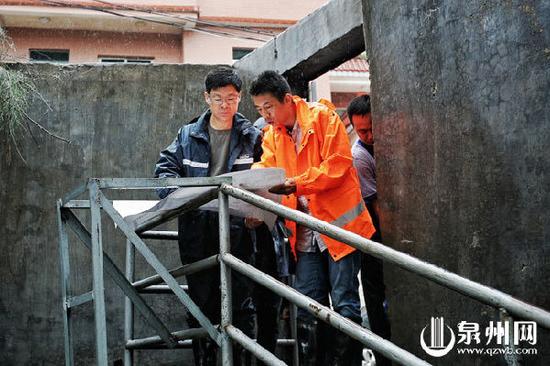 28日,市长康涛前往井山排涝闸、南北大道等查看水涝情况。