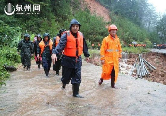 28日,市委书记郑新聪赶赴受灾严重的德化永春安溪南安。