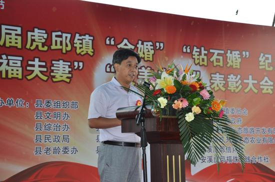 虎邱镇党委书记张文深介绍该镇老龄事业情况.