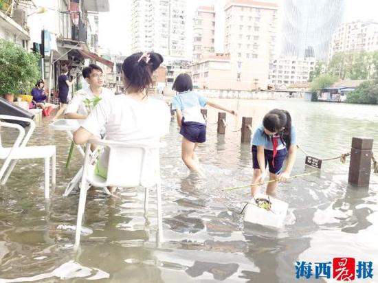 市民在潮水中聊天、嬉戏,很自在。记者王晓萍摄