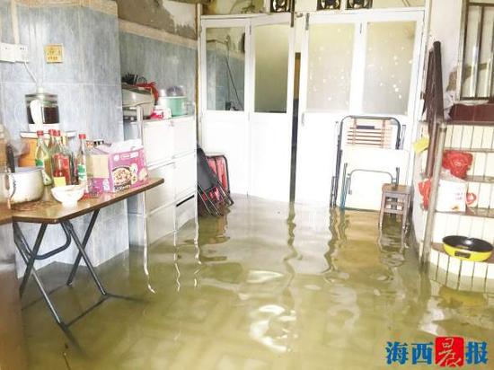 居民家中已被大潮淹了约10厘米高。记者 王晓萍 摄
