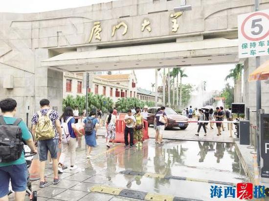 厦大校门口潮水上涌,游客仍络绎不绝。记者曾昊然摄