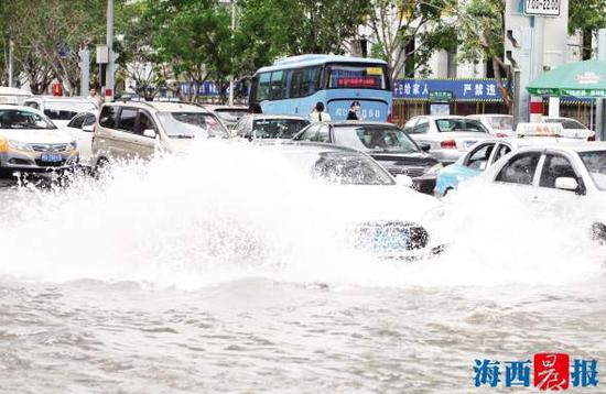鹭江道路面被淹,车辆涉水而过。记者唐光峰摄