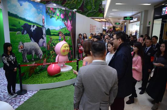 观展群众超多