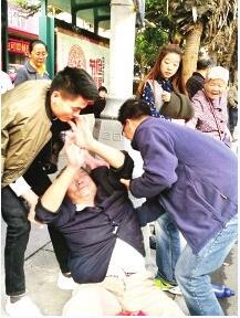 在大家劝说下，两位年轻人将依伯搀扶到人行道