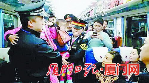 孩子哇哇大哭，乘警长和列车长一人怀抱一个孩子哄着。