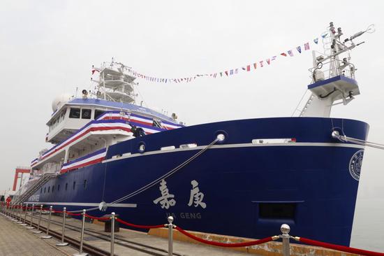 “嘉庚号”船长77.7米,型宽16.24米,设计吃水5.3米,总吨3611,最大航速14节,续航力10000海里,自持力50天。
