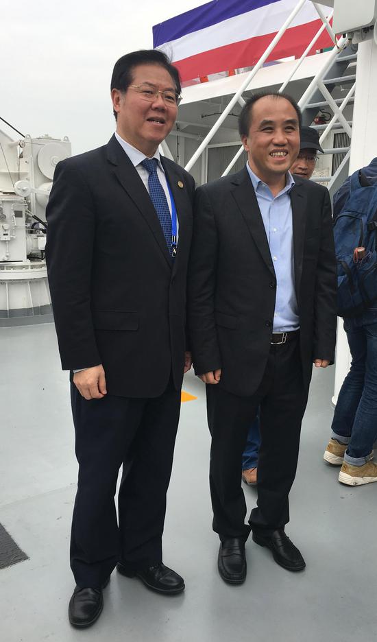 厦门大学校长朱崇实(左)与松霖家居董事长周华松(右)合影。