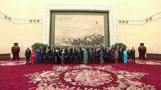 习总书记与阿根廷、白俄罗斯、智利、捷克、印度尼西亚、哈萨克斯坦、肯尼亚、老挝、菲律宾、俄罗斯、瑞士、土耳其、乌兹别克斯坦、越南、柬埔寨、埃塞俄比亚、斐济、希腊、匈牙利、意大利、马来西亚、蒙古、缅甸、巴基斯坦、波兰、塞尔维亚、西班牙、斯里兰卡各国元首及政府首脑等人合影
