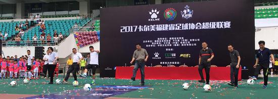 嘉宾为大赛开球。