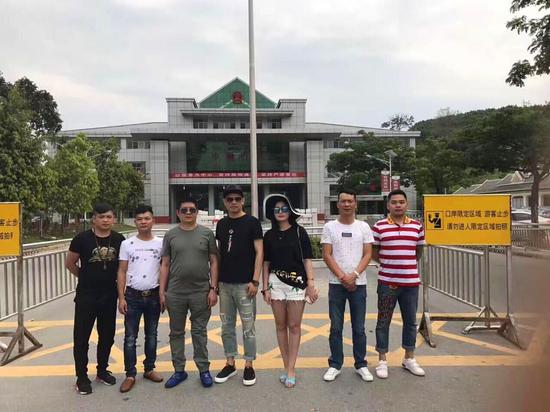 勐海润亚中普智慧商务运营有限公司董事长傅长城先生(左三)与丝绸之路国际联合组织会长蔡明作先生(居中)在国家级一类口岸---打洛前合影
