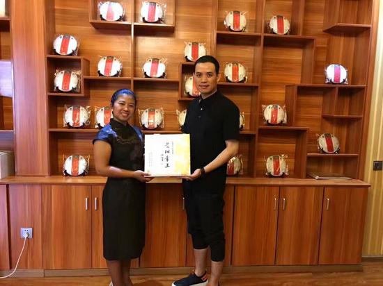 勐海县人民政府玉帕新县长(左)与丝绸之路国际联合组织会长蔡明作先生(右)合影