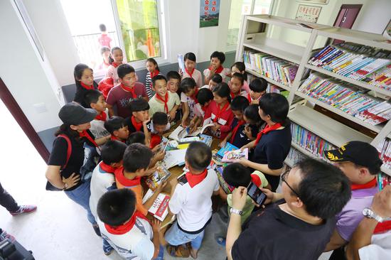璧洲小学:孩子们正在挑选喜爱的图书