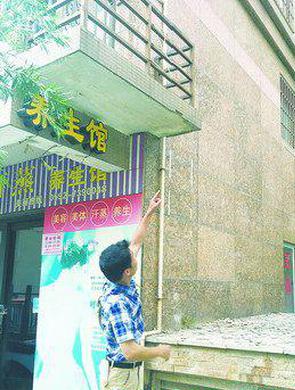 厦门一小区外墙上瓷砖从天而降