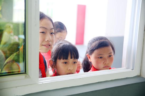璧洲小学:教室窗外也围满了看沙画表演的学生