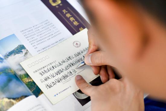 乘客在明信片上分享难忘的童年记忆
