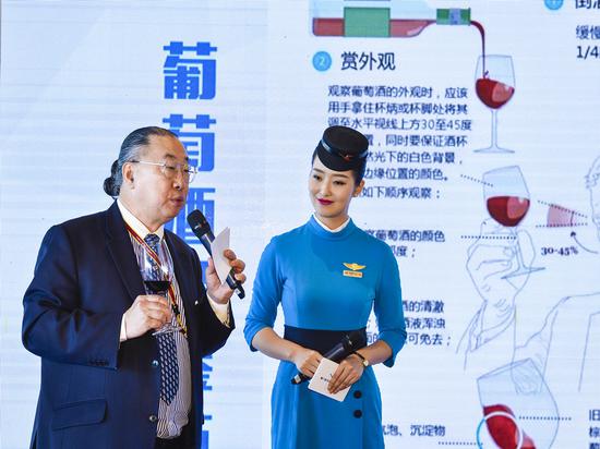 著名仕酒师林志帆先生介绍葡萄酒品鉴的知识。贺晟摄