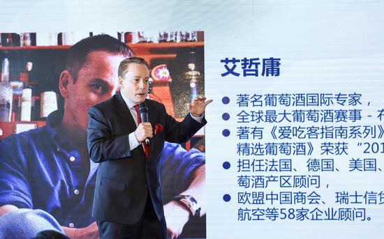 著名葡萄酒专家艾哲庸现场品鉴洛杉矶航线的餐酒搭配。贺晟摄