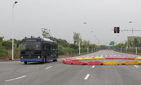 金旅无人驾驶客车通过模拟环岛