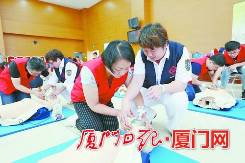 培训现场,导师们对院前急救志愿者们进行培训考核。