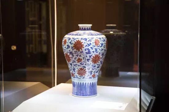 清乾隆青花釉里红缠枝莲纹梅瓶