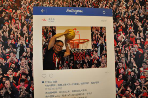 图注:现场观众在贵人鸟品牌展区扣篮互动