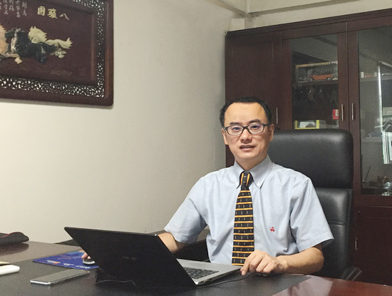 李晖,中国四川人,1992年毕业于上海同济大学,现任厦门胜华元汽车集团执行董事,厦门市汽车流通协会副会长。从事汽车流通行业20年。