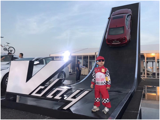 还有帅气可爱的小车模也来到Vday的现场摆张pose