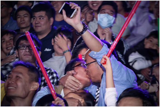 后面捂眼的妹子都不好意思看了