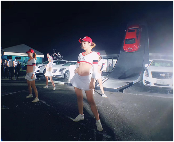 年轻火辣的模特提前为Vday秀跳舞助阵