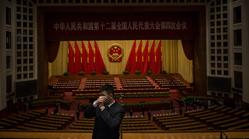 镜头定格两会上的神秘&ldquo;黑衣人&rdquo;