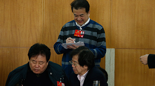 两会花絮：明星委员签名忙