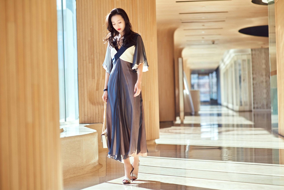 王鸥街拍美图，诱人裙装妆点浪漫夏天 服饰潮流 图17
