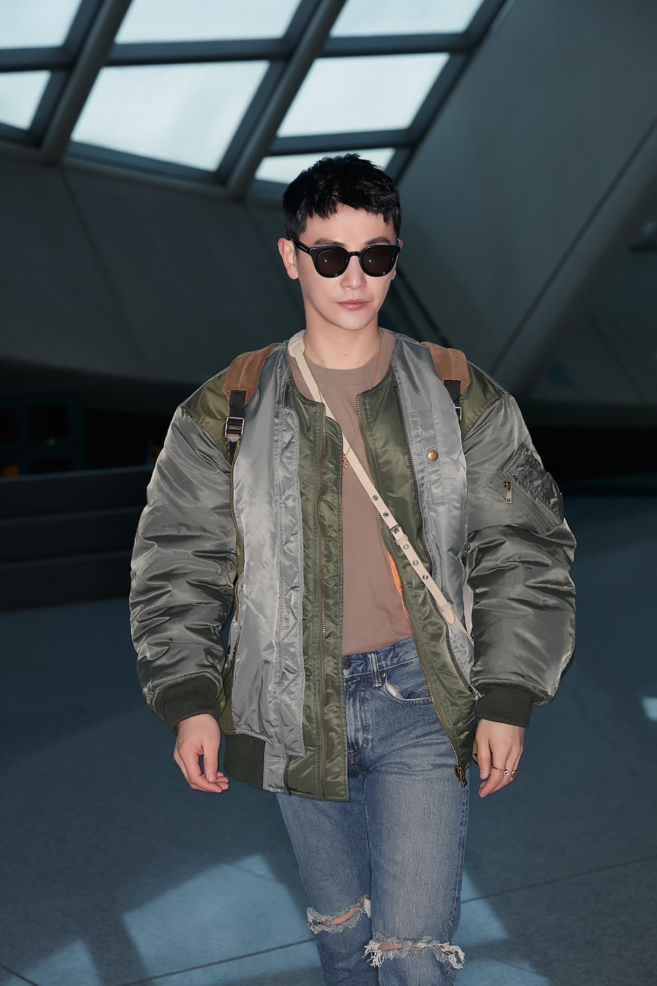 孙坚出发米兰男装周 穿飞行员夹克化身街头潮男
