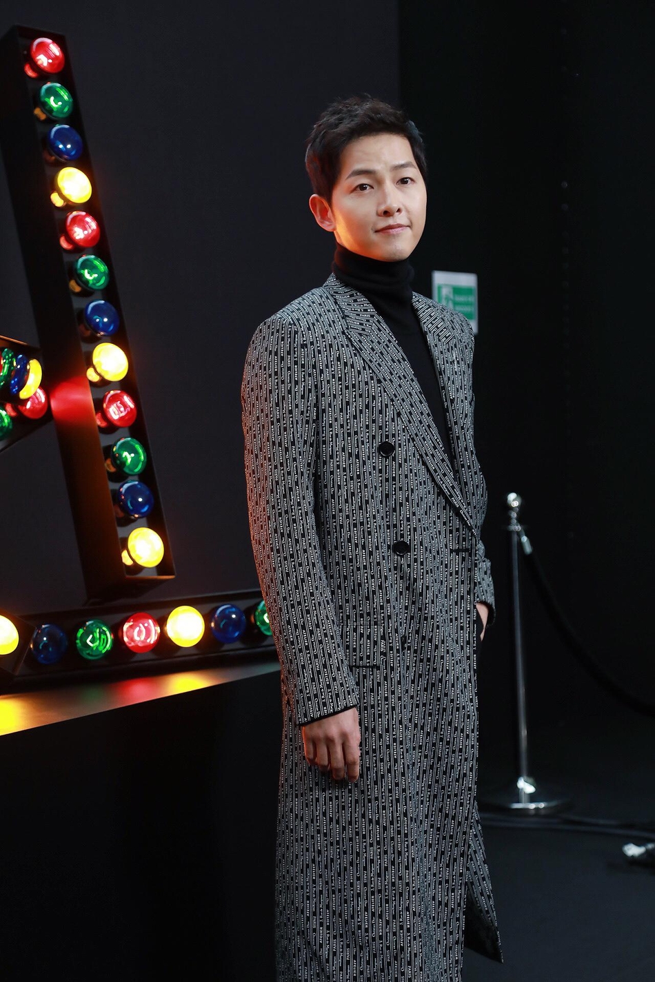 宋仲基助阵Dior Homme 2018秋冬 大衣造型尽