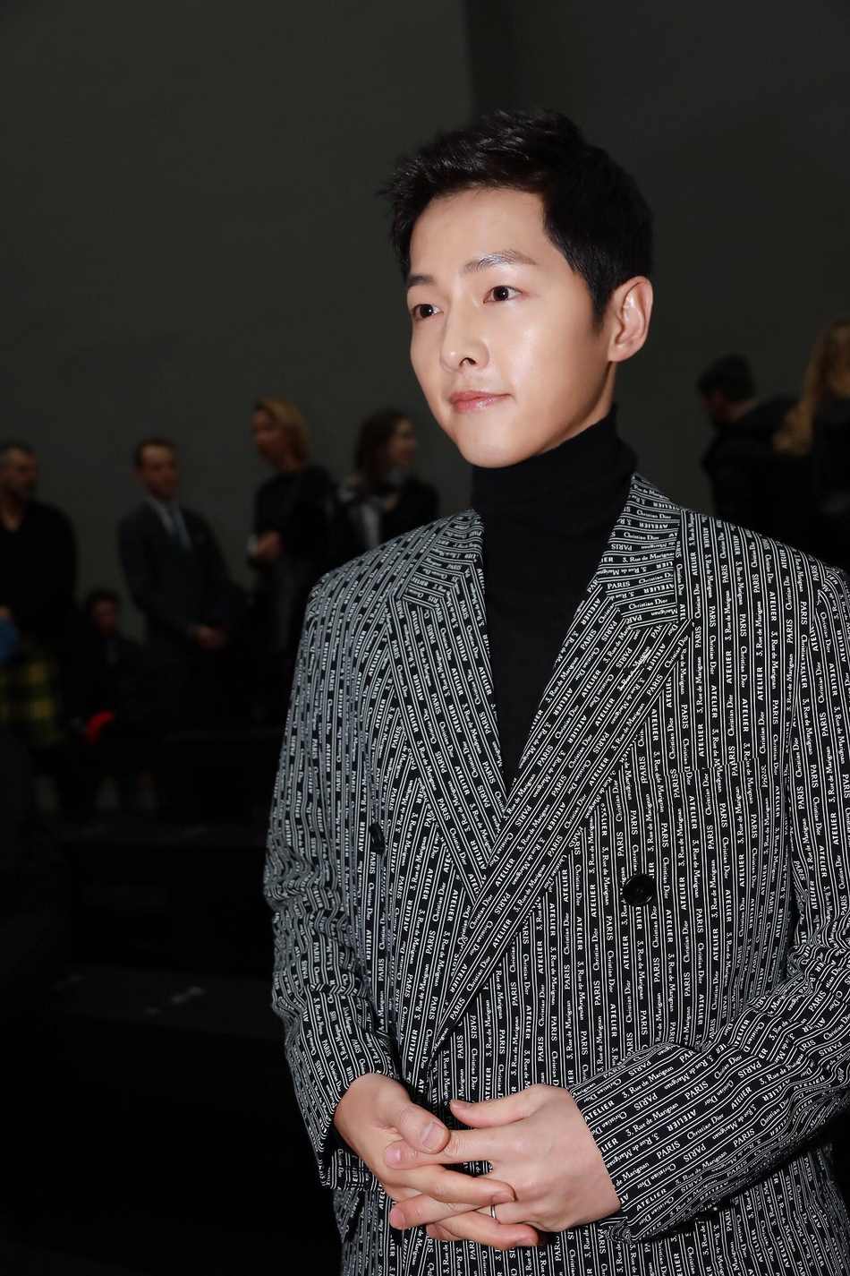 宋仲基助阵Dior Homme 2018秋冬 大衣造型尽